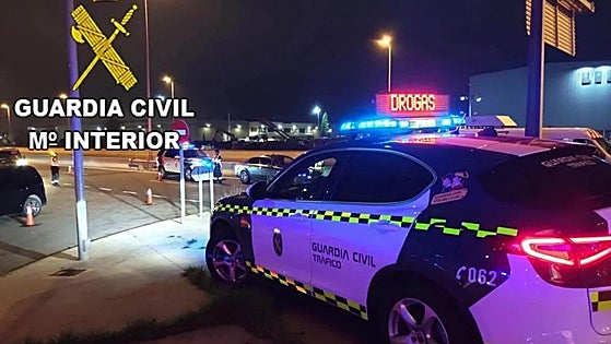 Persecución de película en Orihuela: dos traficantes lanzan un kilo de hachís por la ventanilla al huir de la Guardia Civil