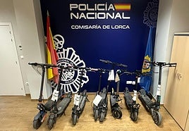 Patinetes eléctricos expuestos para ser devueltos a sus propietarios.