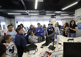 Visita del colegio Juan XXIII de Las Lumbreras, en Monteagudo, a LA VERDAD