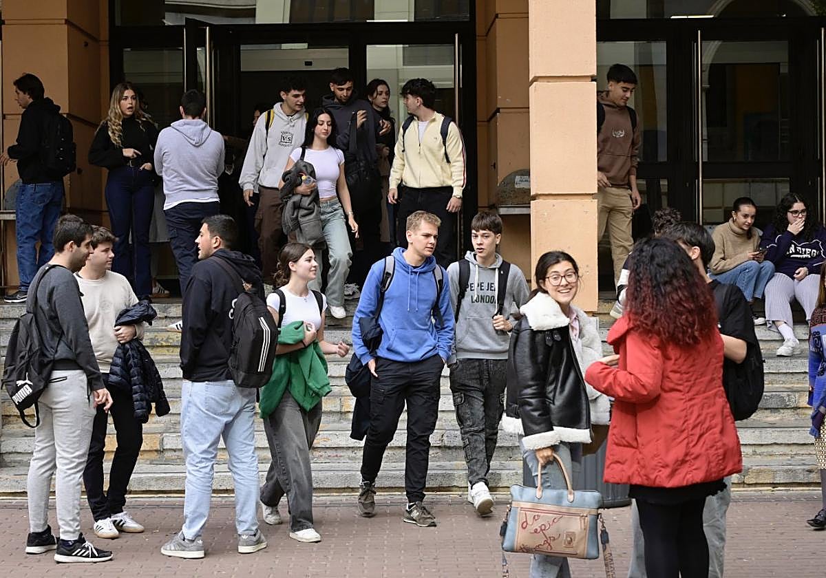 Alumnos, en el campus de La Merced de la Universidad de Murcia.