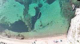 Vista del tubo del emisario de Cala Reona, que actualmente vierte sus efluentes a escasa metros de la orilla de la playa.