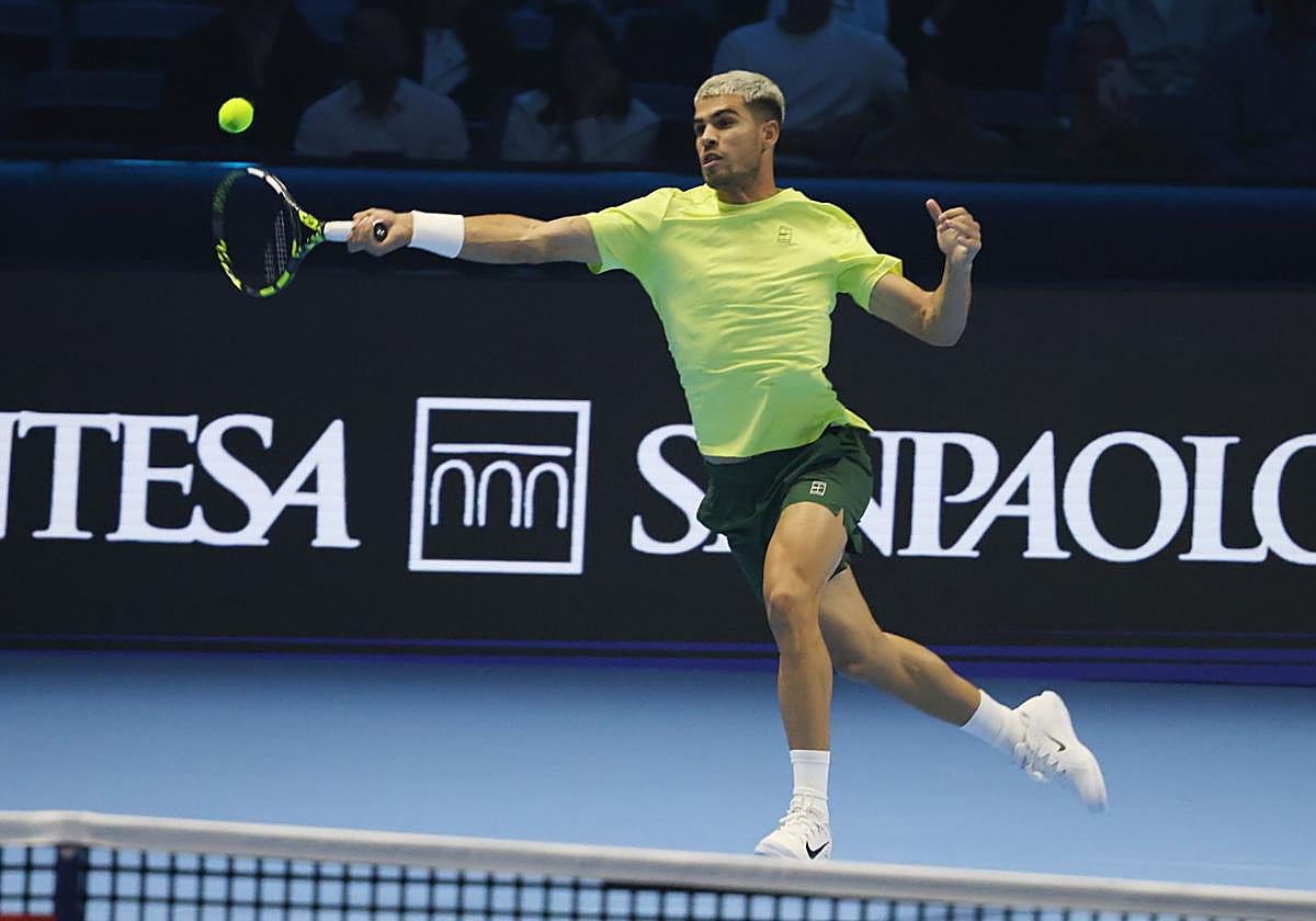 Carlos Alcaraz en una jugada del partido de este martes contra Fritz.