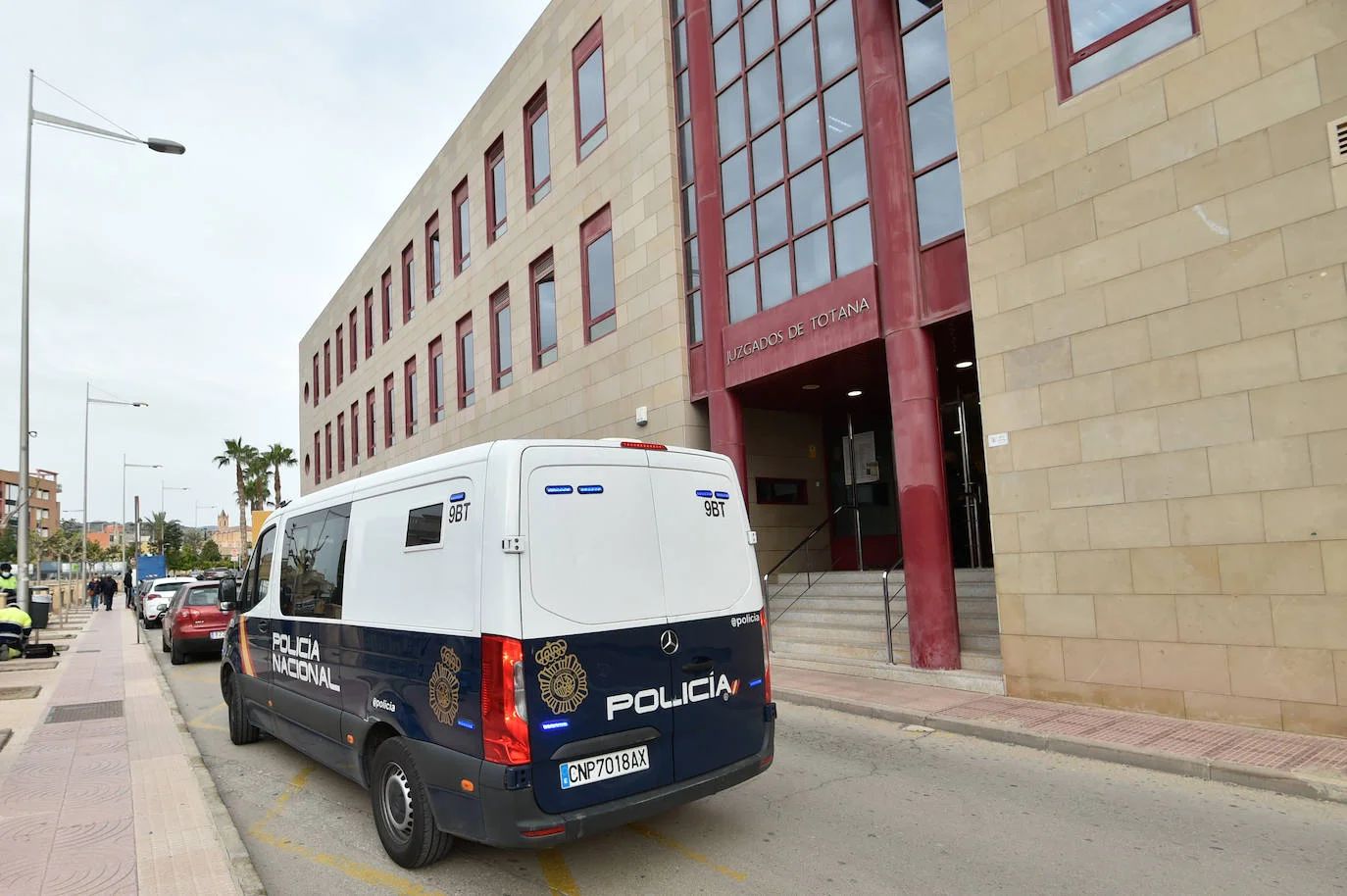 Imagen de archivo de un furgón de la Policía a las puertas del juzgado de Totana.