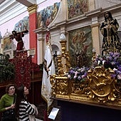 Cristo de la Esperanza, de Alcantarilla, y Cristo del Rescate, de Lorca, en la iglesia de San Antolín, preparados para el Jubileo de Cofradías.