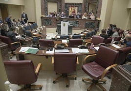 Pleno de la Asamblea Regional, este miércoles, con los escaños de los diputados de Vox vacíos.