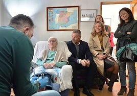 Una anciana de 97 años es atendida por el servicio de podología en el interior de su vivienda de Barranda