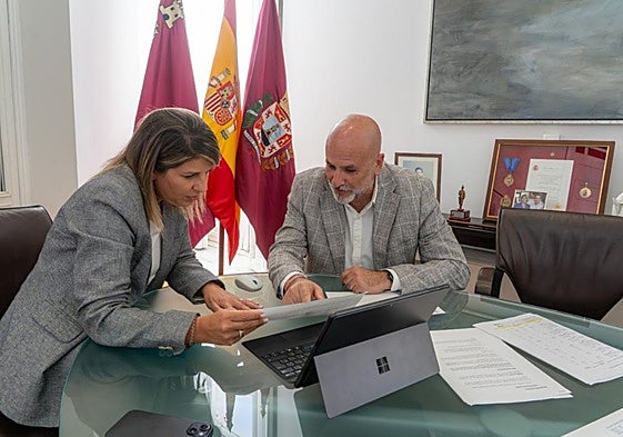 La alcaldesa, Noelia Arroyo, y el concejal de Vox, Gonzalo López.