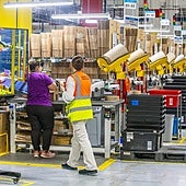 Dos trabajadoras del centro logístico de Amazon en la pedanía de Corvera, Murcia.