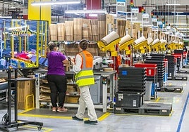Dos trabajadoras del centro logístico de Amazon en la pedanía de Corvera, Murcia.