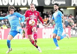 Alfredo Ortuño controla el balón ante Jesús Vázquez y Alderete, el 5 de enero de 2022, en la eliminatoria de dieciseisavos de final de la Copa del Rey entre el Efesé y el Valencia.