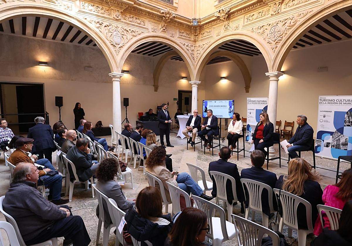 Cultura unida.Nacho Gómez moderando la mesa redonda con Jesús García, Juan Andrés Ibáñez, Elena Ruiz, María Teresa Marín y José Manuel Alcázar.