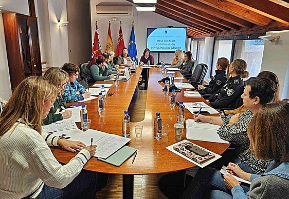 La reunión de la Mesa Local de Coordinación de Violencia de Género que tuvo lugar en dependencias municipales del edificio del Palacio de los Uribe.