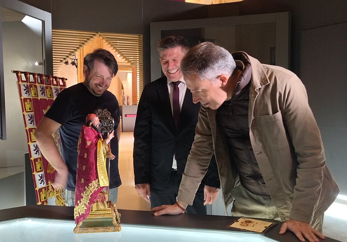 El alcalde observa una réplica del patrón en miniatura en la iglesia de Santa María junto al director del Ciufront y el presidente de la Federación San Clemente.