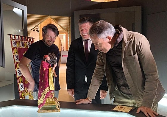 El alcalde observa una réplica del patrón en miniatura en la iglesia de Santa María junto al director del Ciufront y el presidente de la Federación San Clemente.