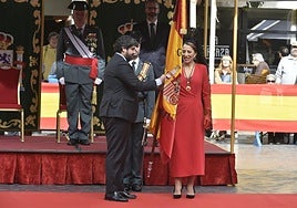 La entrega de la bandera nacional donada por la Comunidad a la Guardia Civil, en imágenes