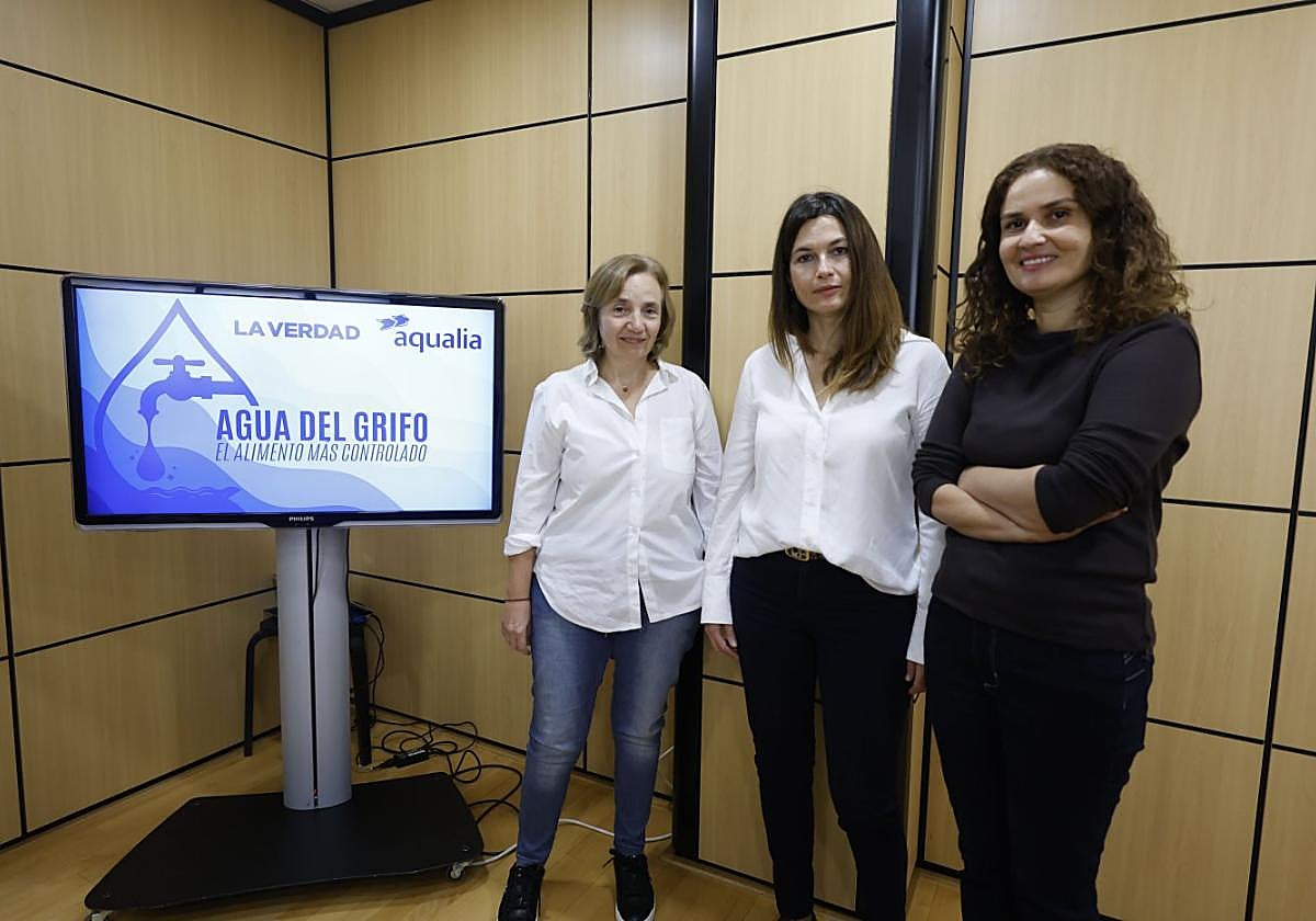 Protagonistas. Dolores Gómez, Araceli Herrero y Nuria Abenza participaron ayer en una mesa redonda, en las instalaciones de LA VERDAD.