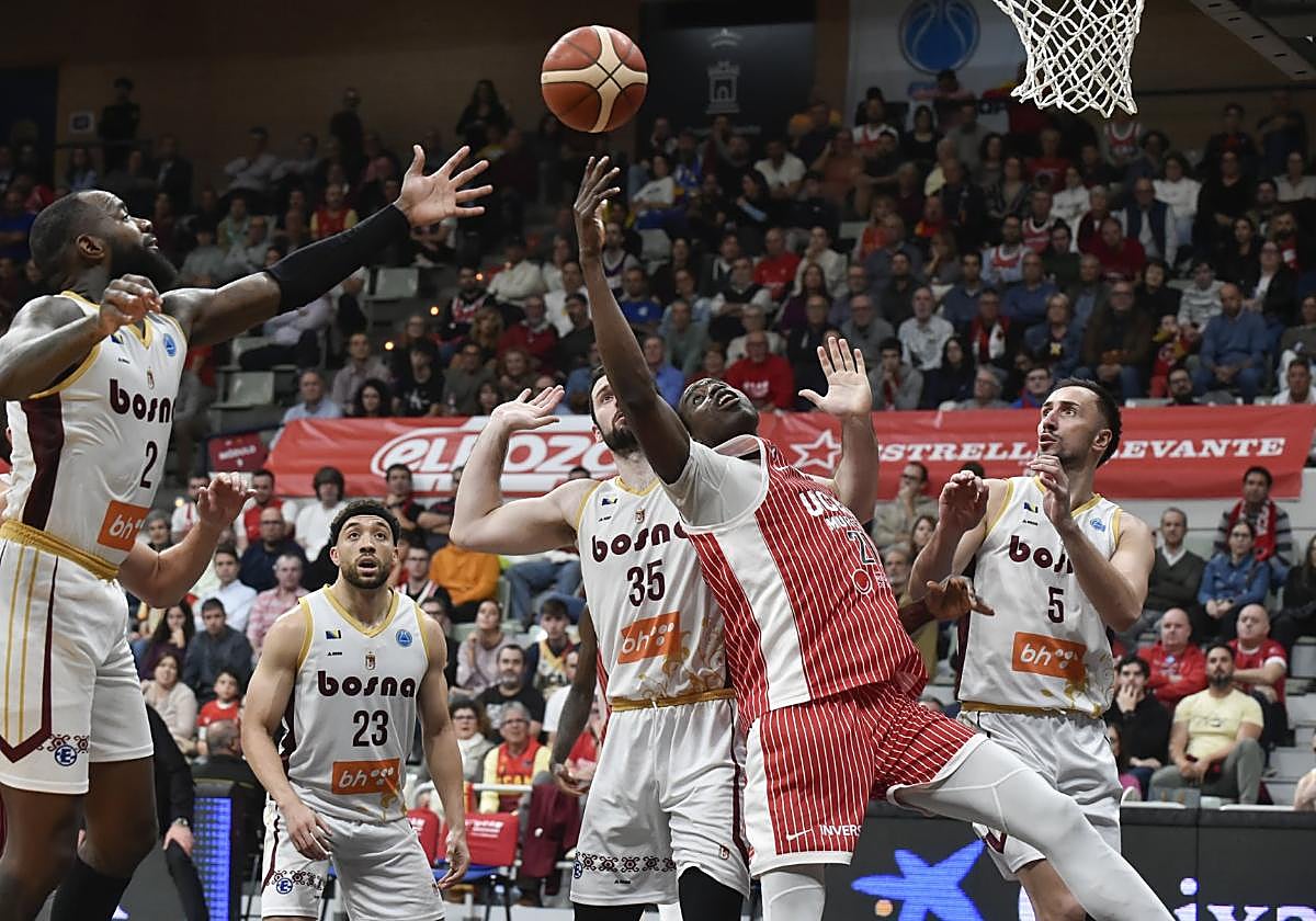 Diagne se bate el cobre en el rebote frente al Bosna.