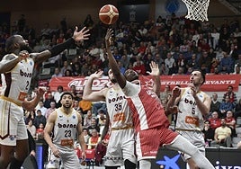 Diagne se bate el cobre en el rebote frente al Bosna.