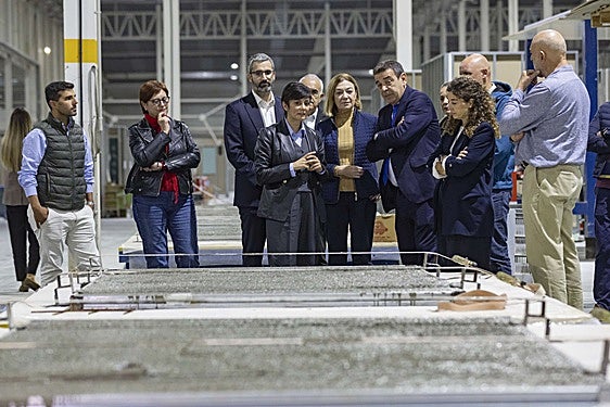 La ministra de Vivienda, Isabel Rodríguez, durante la visita a la fábrica de Facopremo en Jumilla.