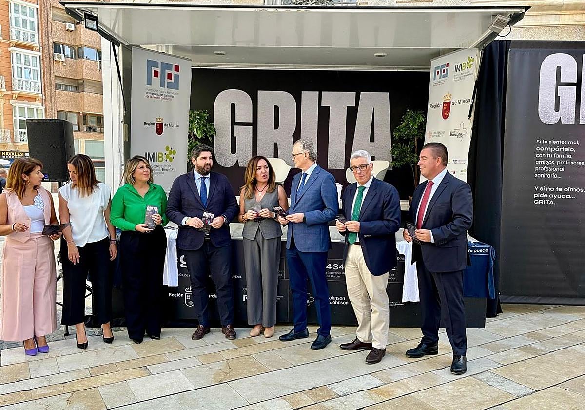 López Miras durante el inicio de la campaña en Cartagena, junto a la alcaldesa Noelia Arroyo.