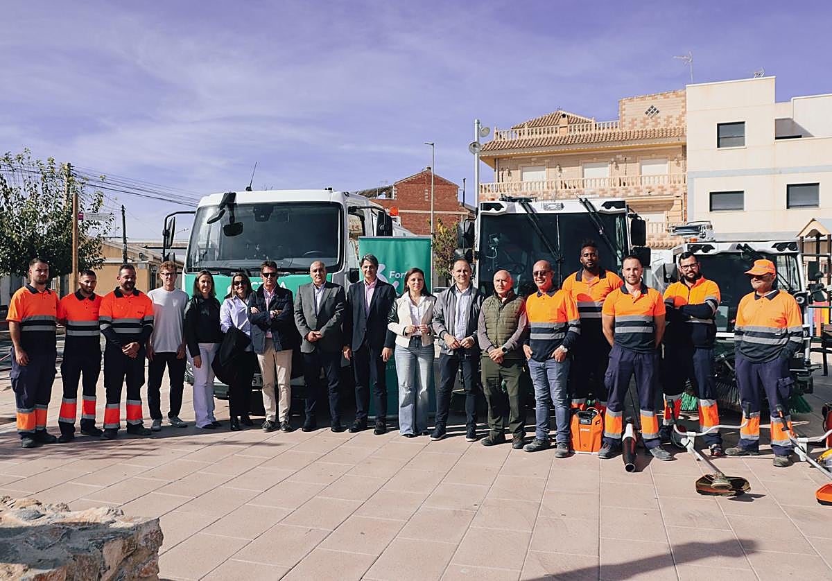 Catalina Herrero, alcaldesa de Fortuna, al centro, junto a operarios del servicio de limpieza.