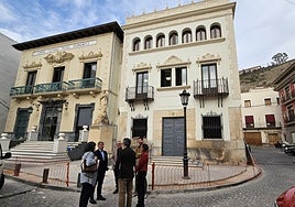 Una delegación visita el edificio de la antigua Caja de Ahorros de Monserrate, que acogerá el aula de la formación.