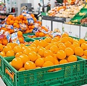 Cajas de naranjas en la sección de frutería de una de las tiendas de Mercadona.