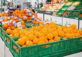 Cajas de naranjas en la sección de frutería de una de las tiendas de Mercadona.