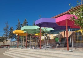 Obras para colocar sombrajes en el CEIP Río Segura, en Javalí Nuevo, ejecutadas por la Concejalía de Educación.