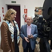 Paqui Terol y Rafael Guirao, junto a un proyector.
