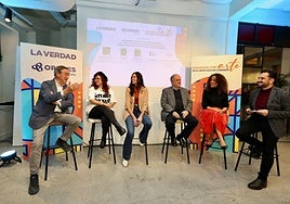 Unidos por el arte.Luis CLavel, Madbel, Cristina Ruiz, César Oliva, Lourdes Giménez y Manuel Madrid durante la mesa redonda.