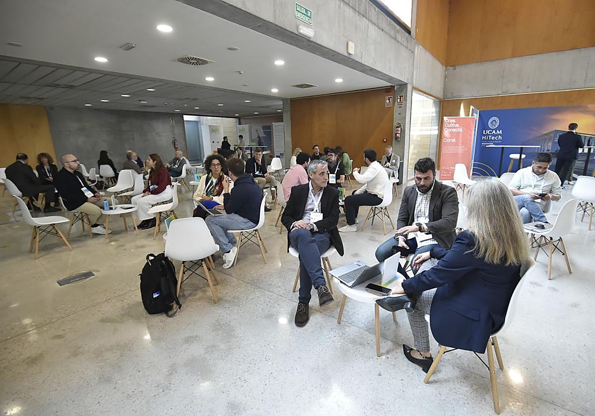 Emprendedores e inversores renidos en la zona de entrevistas de Waykup, en el Víctor Villegas.