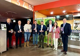El alcalde y otras autoridades junto a miembros de las asociaciones +Brócoli y Alcachofa de España en la presentación del anuncio publicitario en los cines Almenara.