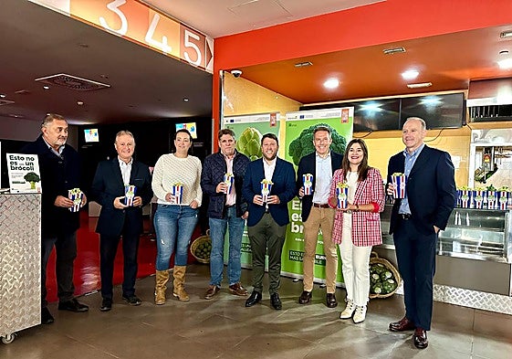 El alcalde y otras autoridades junto a miembros de las asociaciones +Brócoli y Alcachofa de España en la presentación del anuncio publicitario en los cines Almenara.