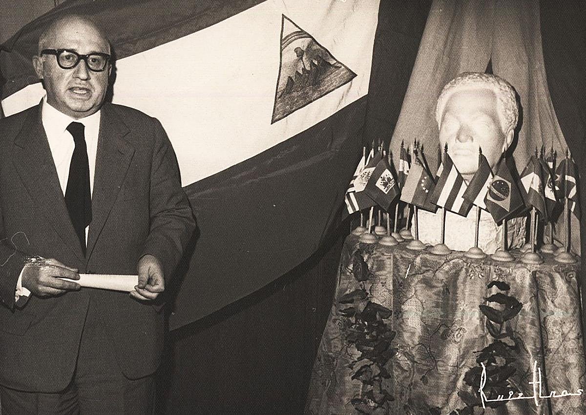 Imagen secundaria 1 - Arriba: Antonio Oliver muestra su libro 'Este otro Rubén Darío' al presidente de la República de Nicaragua, Luis Anastasio Somoza Debayle, en la recepción ofrecida por este; detrás, José Pérez del Arco, Embajador de España en Nicaragua, 14 febrero 1963. Abajo: Oliver junto al busto de Rubén Darío, obra del mexicano Enrique Guerra, durante la celebración de los actos de la Semana Dariana, 11 de febrero de 1961; y Antonio Oliver y Francisca Sánchez del Pozo en un acto en Madrid, 1957.