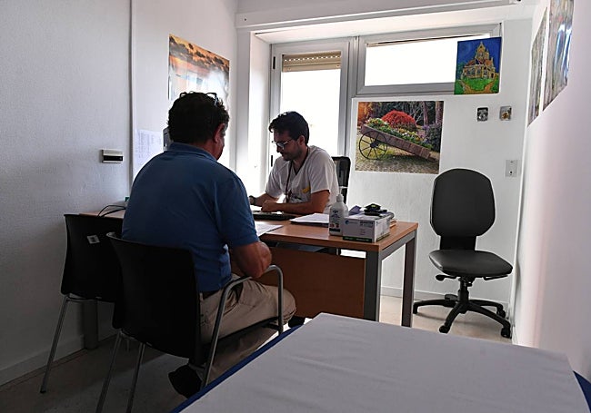 Una de las estrechas consultas de Oncología, en La Arrixaca.