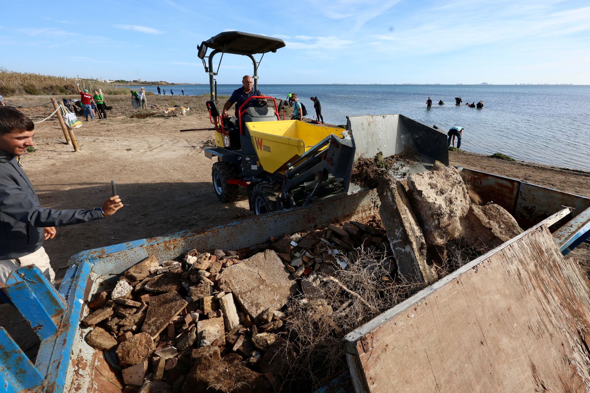 La recogida de basura en el paraje natural Menhir del Rame, en el Mar Menor, en imágenes