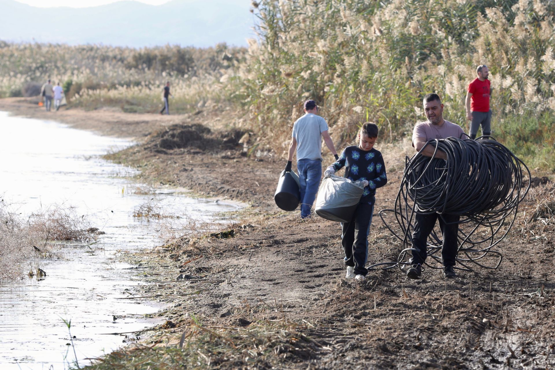 La recogida de basura en el paraje natural Menhir del Rame, en el Mar Menor, en imágenes