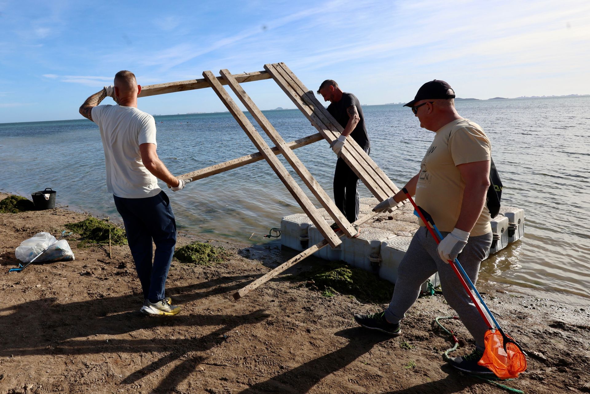 La recogida de basura en el paraje natural Menhir del Rame, en el Mar Menor, en imágenes