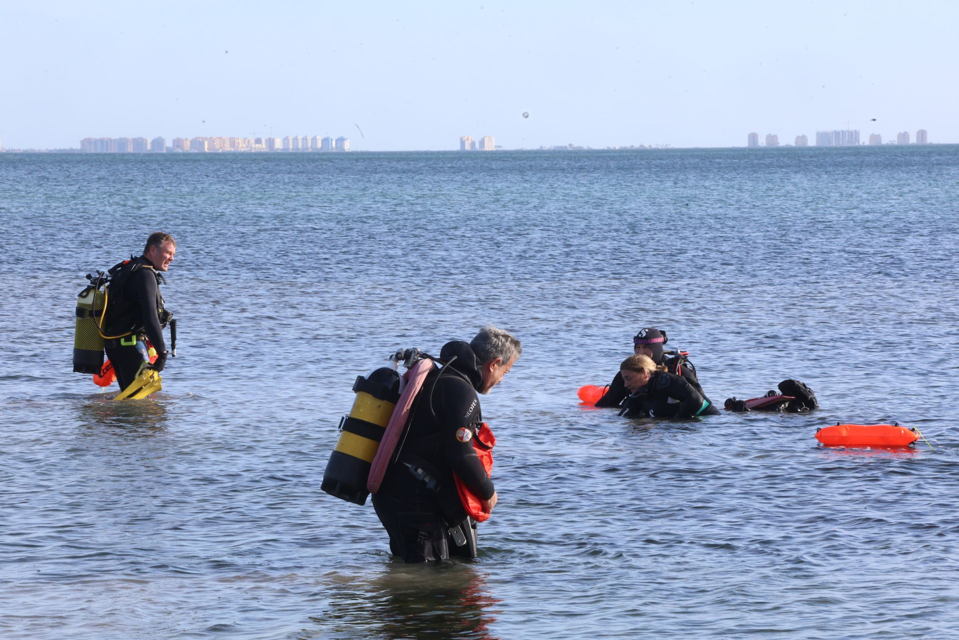 La recogida de basura en el paraje natural Menhir del Rame, en el Mar Menor, en imágenes