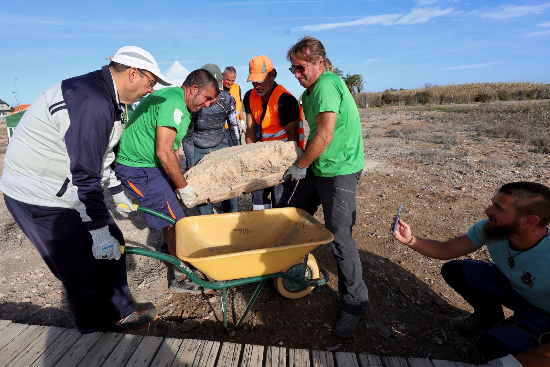 La recogida de basura en el paraje natural Menhir del Rame, en el Mar Menor, en imágenes