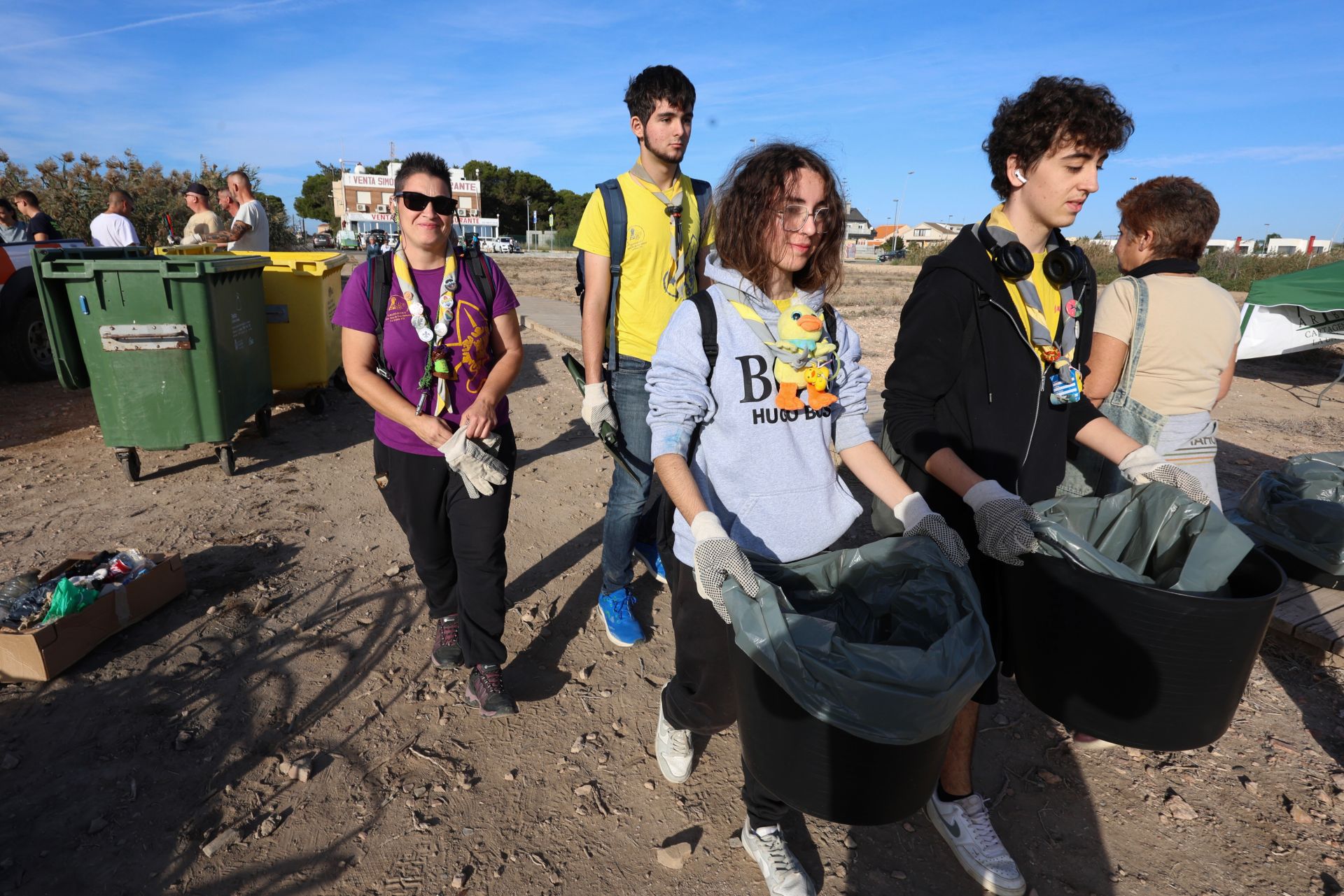 La recogida de basura en el paraje natural Menhir del Rame, en el Mar Menor, en imágenes