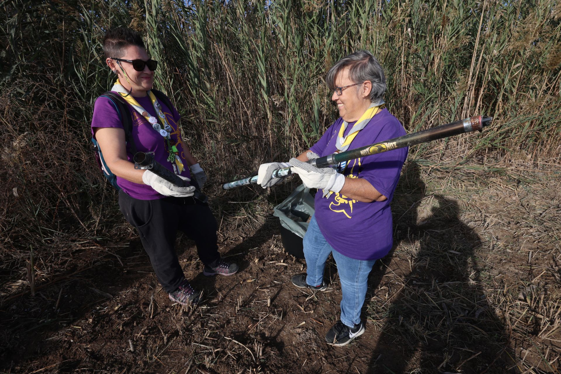 La recogida de basura en el paraje natural Menhir del Rame, en el Mar Menor, en imágenes