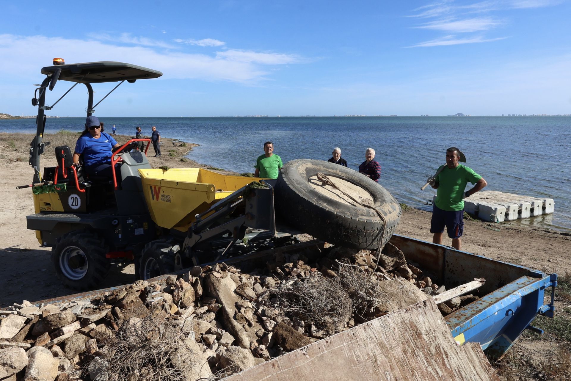 La recogida de basura en el paraje natural Menhir del Rame, en el Mar Menor, en imágenes