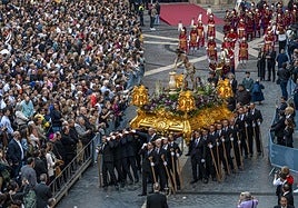 Santísimo Cristo Amarrado a la Columna de Jumilla, obra de Salzillo, de 1756, a su paso por la plaza del Cardenal Belluga, este sábado.