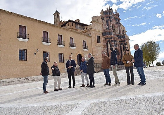 El alcalde visita las obras de pavimentación de la explanada junto a técnicos y representantes de empresas participantes en las obras