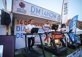Germán Romera (c), iniciando su reto en la plaza de Europa (Murcia), este viernes, acompañado por dos voluntarios.