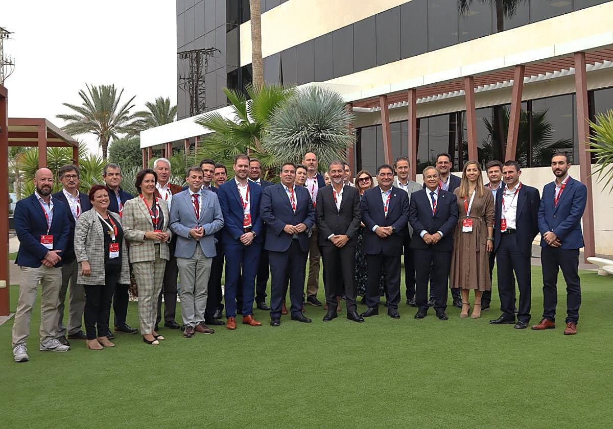 Representantes de las empresas que integran la Fundación Isaac Peral en las instalaciones de Grupo Caliche.