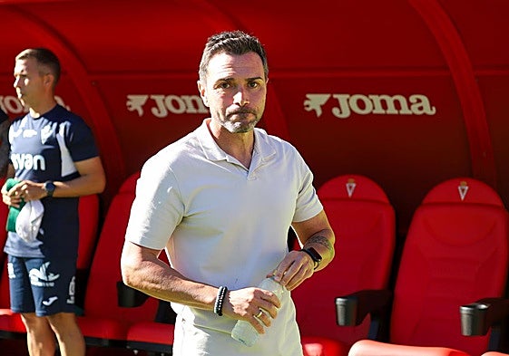 Adrián Colunga, este domingo, en el estadio Enrique Roca, durante el partido contra el Teruel.