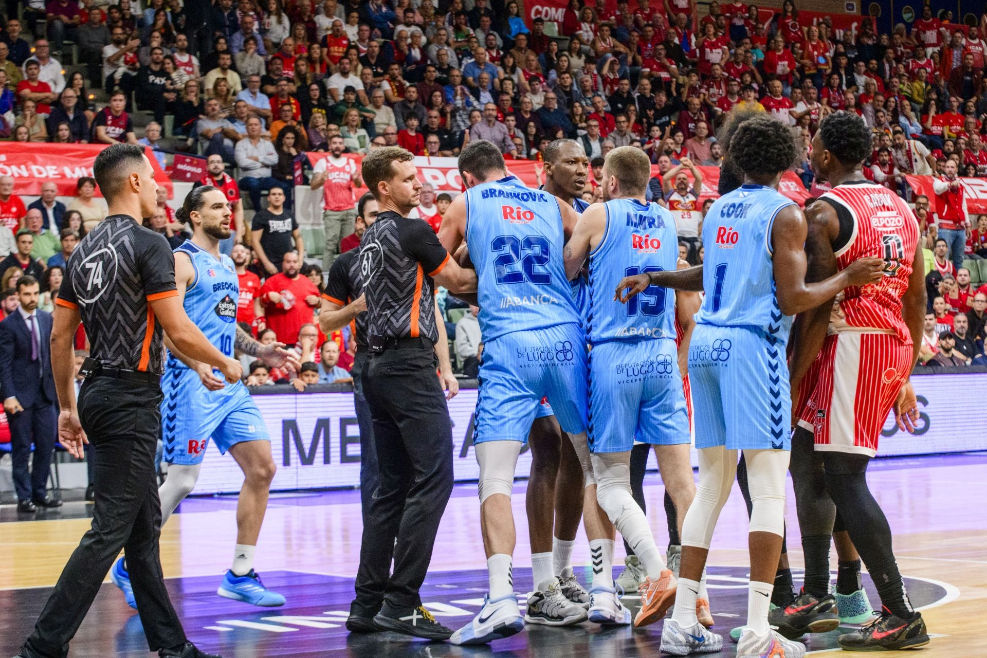 El UCAM Murcia cae prisionero de la trampa del Breogán, en imágenes